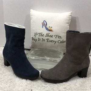 Clarks bendables blue suede booties